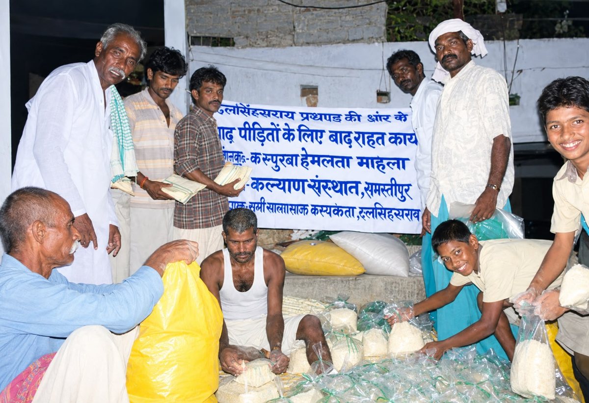 KHMSKS volunteers packing food relief kits for Bihar flood victims